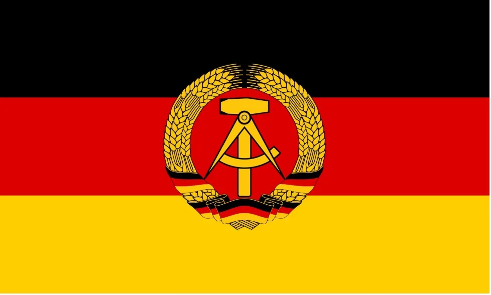 Welcher deutsche Staat hatte eine schwarz-rot-goldene Flagge mit Hammer, Zirkel und Ährenkranz?